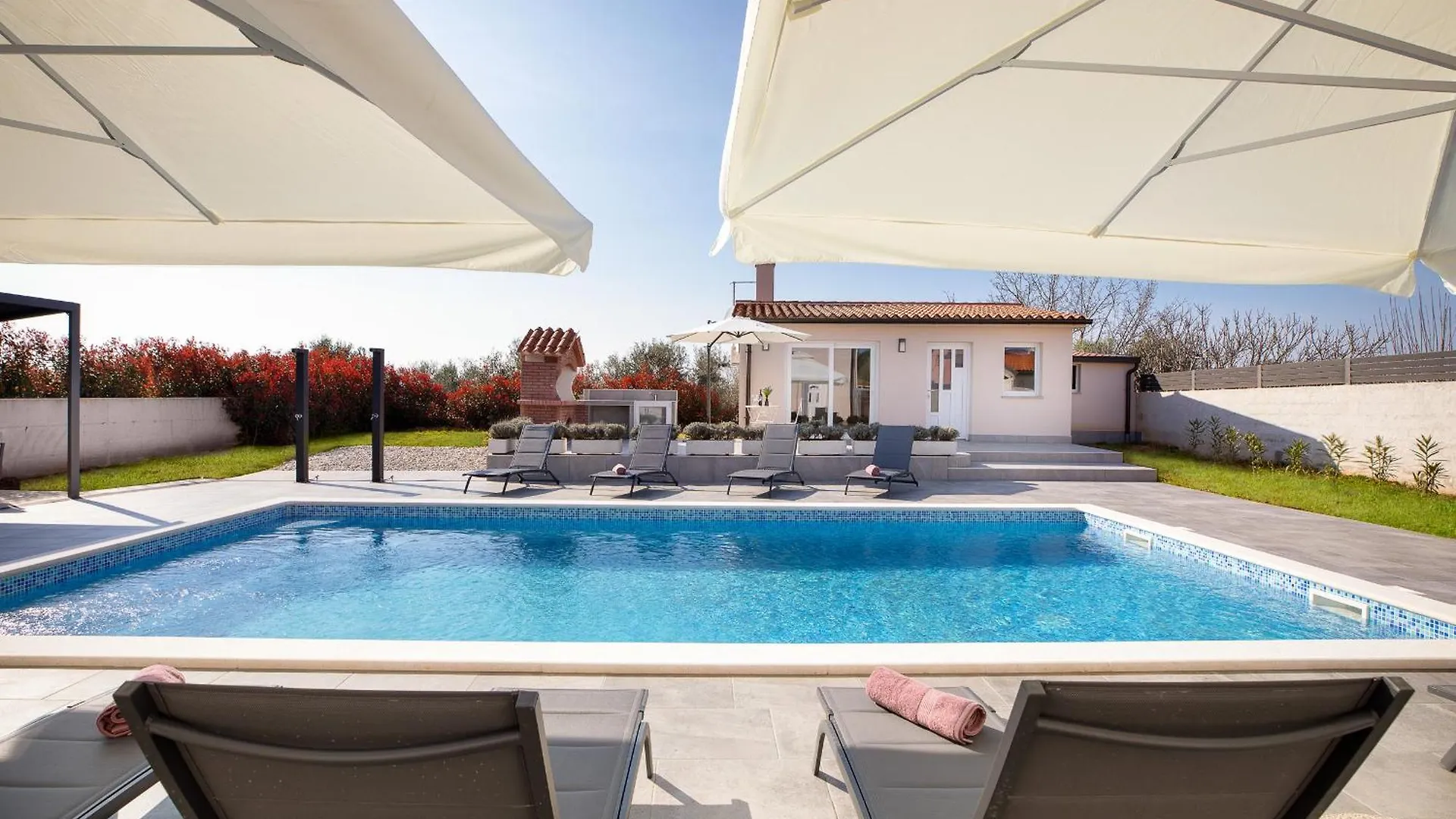 Villa Brand New 6 Bedroom Villa, Only 1500M From The Beach Valbandon