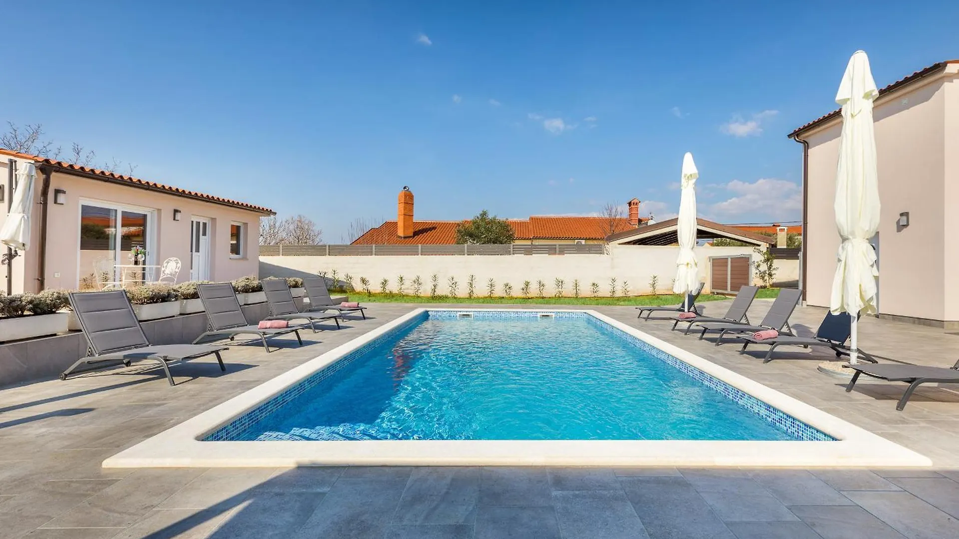 Brand New 6 Bedroom Villa, Only 1500M From The Beach Valbandon Croatia