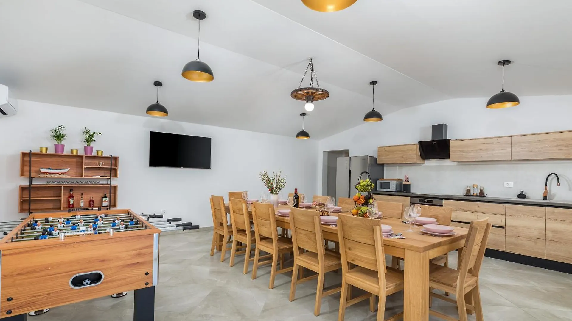 Brand New 6 Bedroom Villa, Only 1500M From The Beach Valbandon