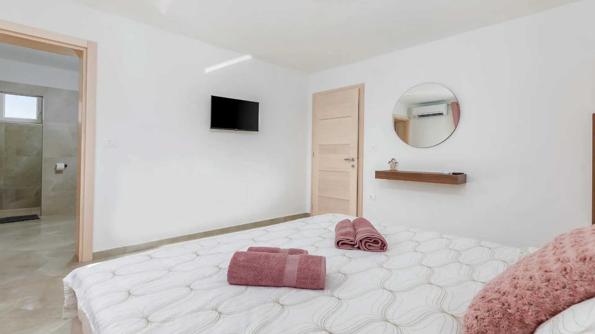 Villa Brand New 6 Bedroom Villa, Only 1500M From The Beach Valbandon