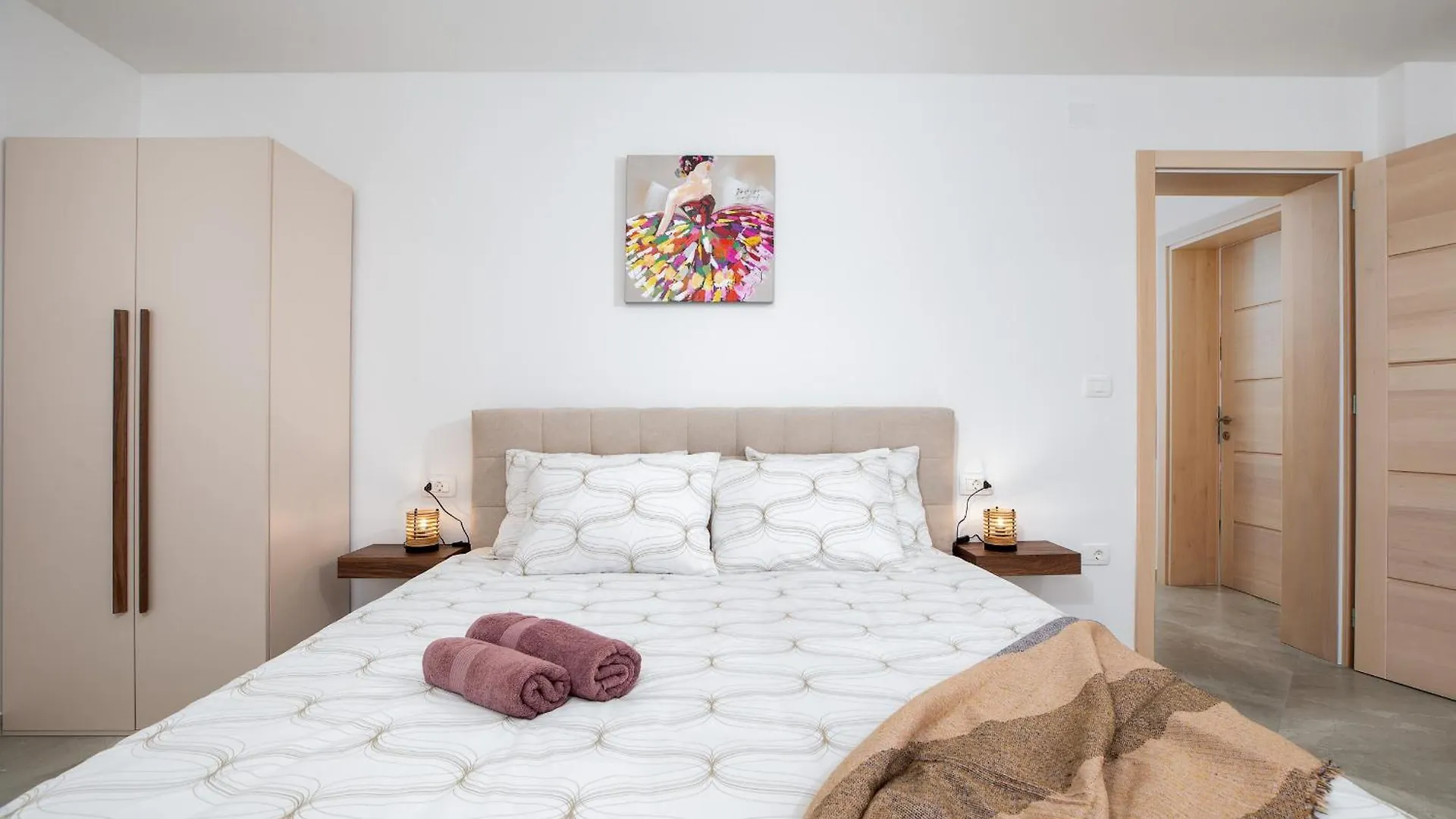 Villa Brand New 6 Bedroom Villa, Only 1500M From The Beach Valbandon