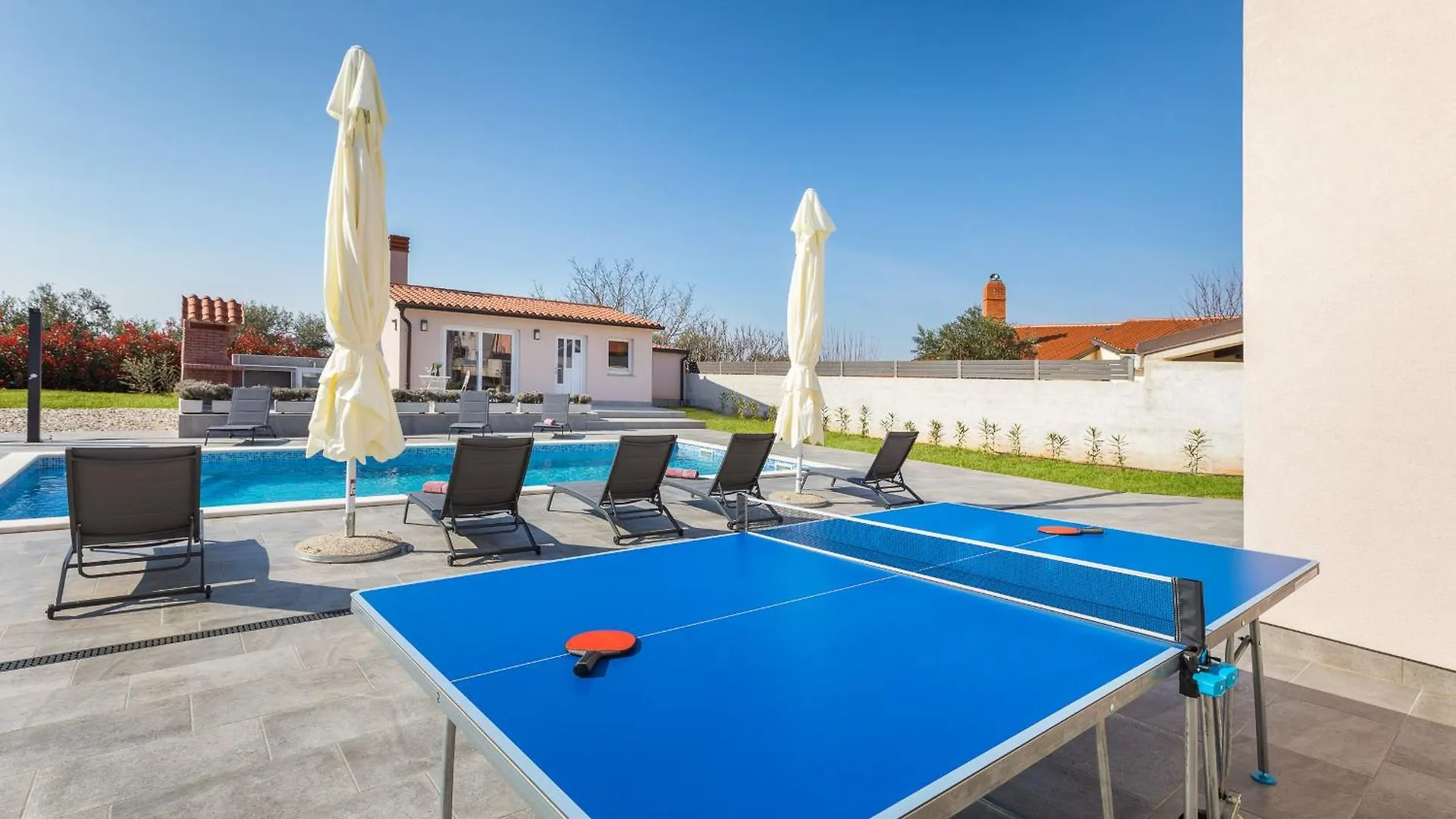 Villa Brand New 6 Bedroom Villa, Only 1500M From The Beach Valbandon Croatia