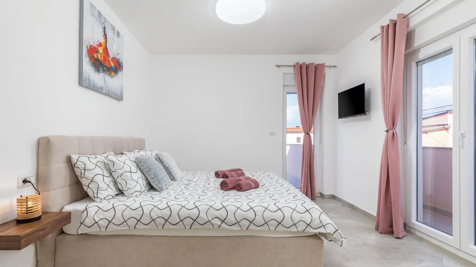 Villa Brand New 6 Bedroom Villa, Only 1500M From The Beach Valbandon