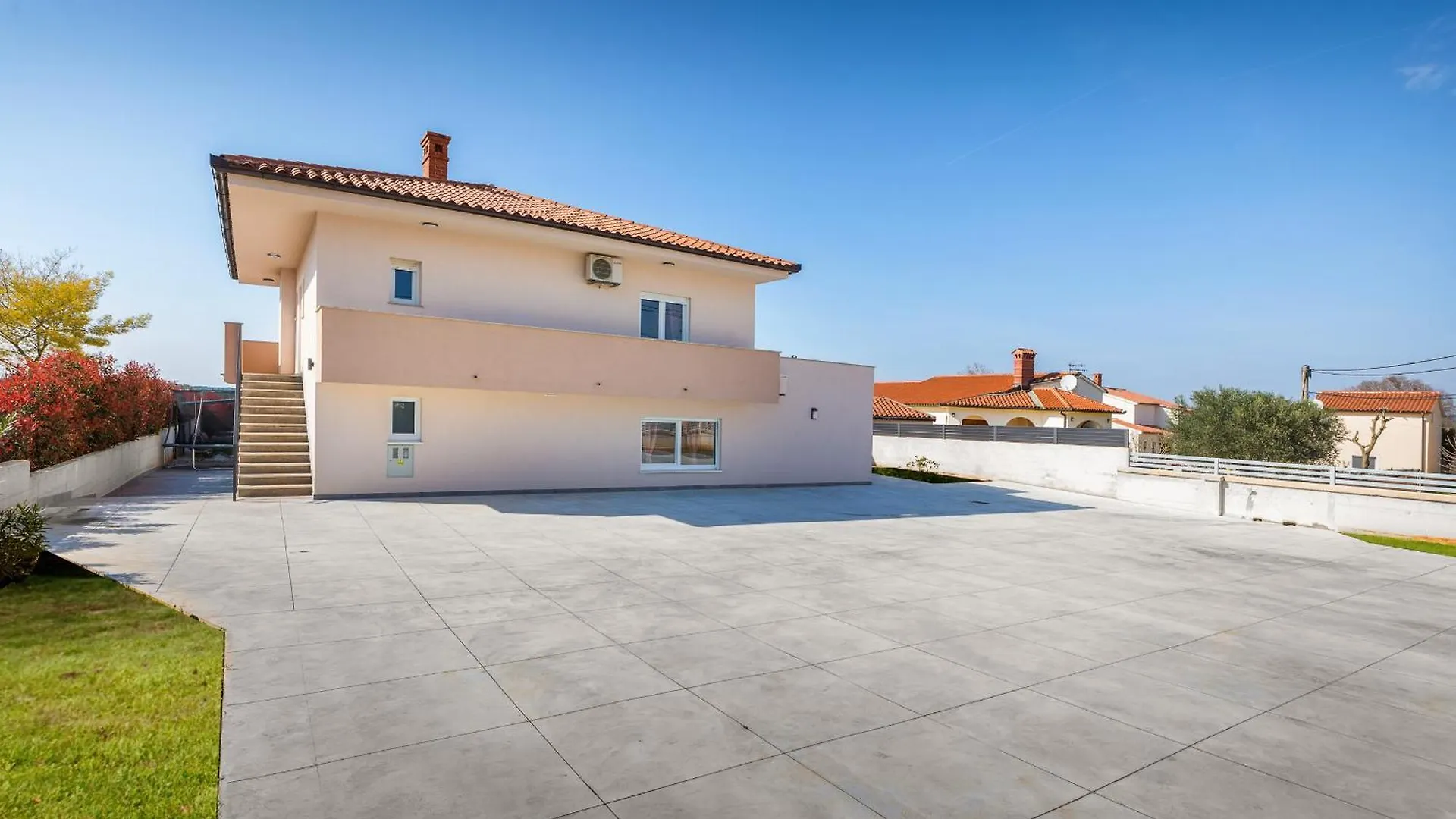 Villa Brand New 6 Bedroom Villa, Only 1500M From The Beach Valbandon