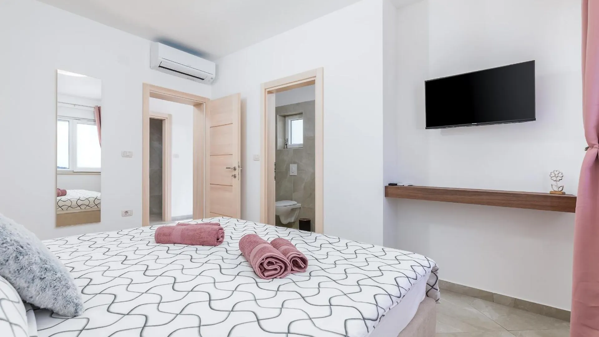 Villa Brand New 6 Bedroom Villa, Only 1500M From The Beach Valbandon Croatia