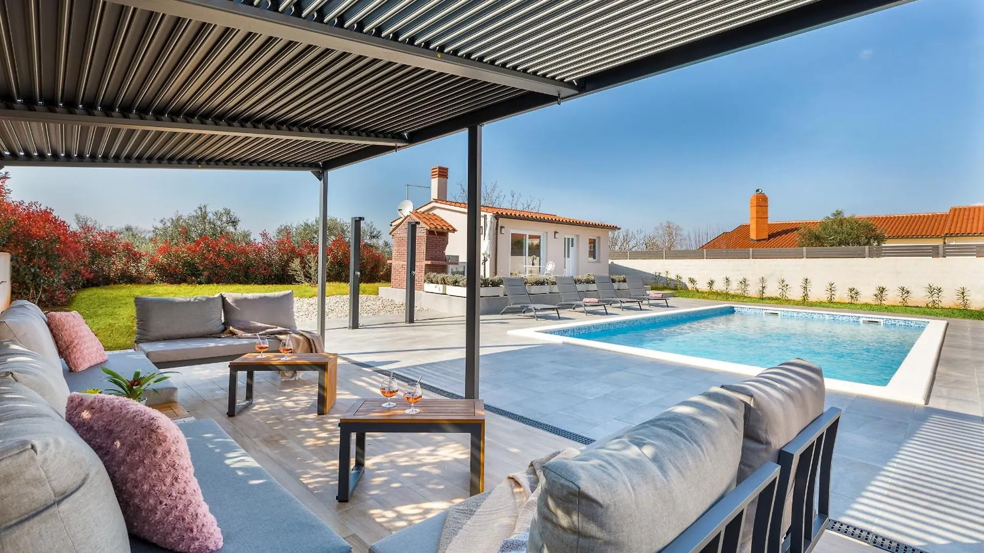 Villa Brand New 6 Bedroom Villa, Only 1500M From The Beach Valbandon